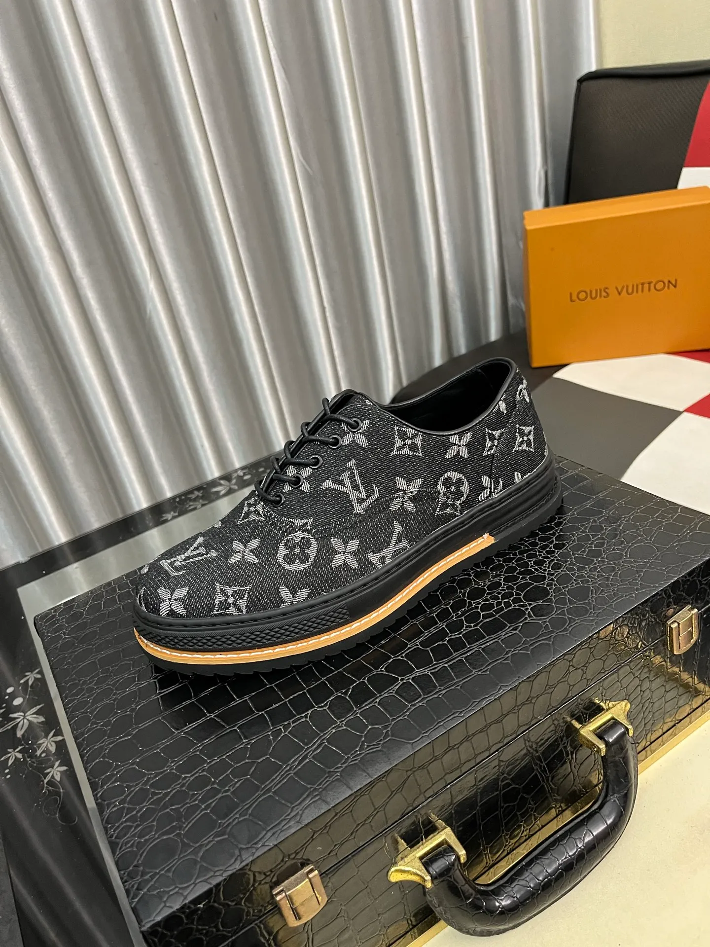 Men's Men's Shoes 💰420⌚️⌚️🇮🇹🇮🇹LV Louis Vuitton. The latest trendy casual shoes are popular in physical stores in sizes 38-44. New spring and summer comfortable imported custom original cowhide, unique jacquard fabric element design. Paired with sheepskin lining, Lv original bottom, [taiyang][taiyang] high-end packaging and high quality💪Details determine the quality, you can enter and leave the counter at will, welcome to compare🇮🇹
